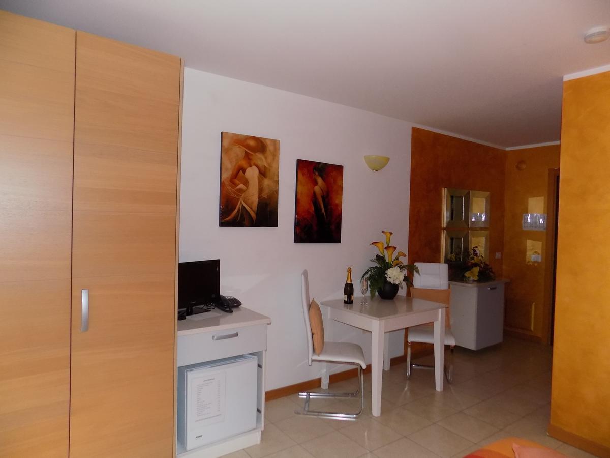 Fontanafredda Hotel Residence Sole מראה חיצוני תמונה